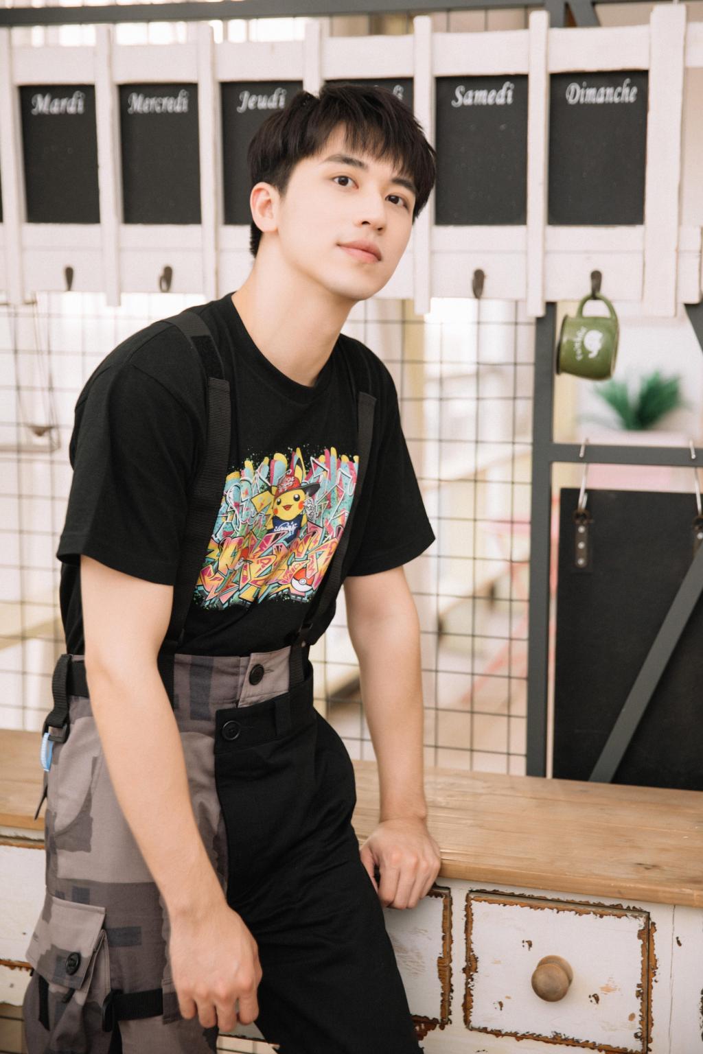 许魏洲撞色背带裤阳光帅气写真