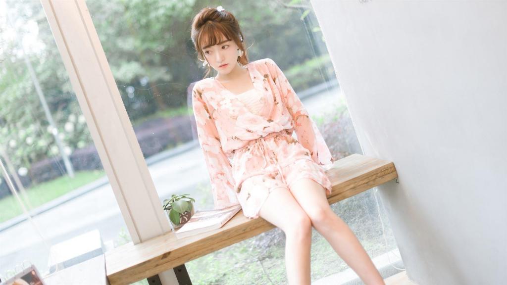 肤白貌美美女居家甜美写真