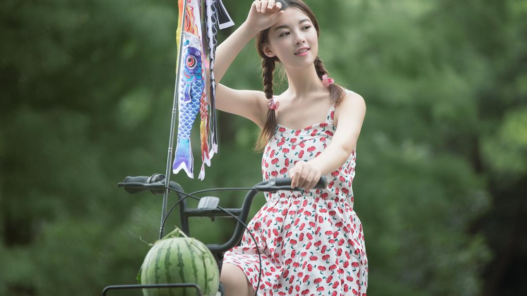 清凉夏日90后小姐姐极品写真