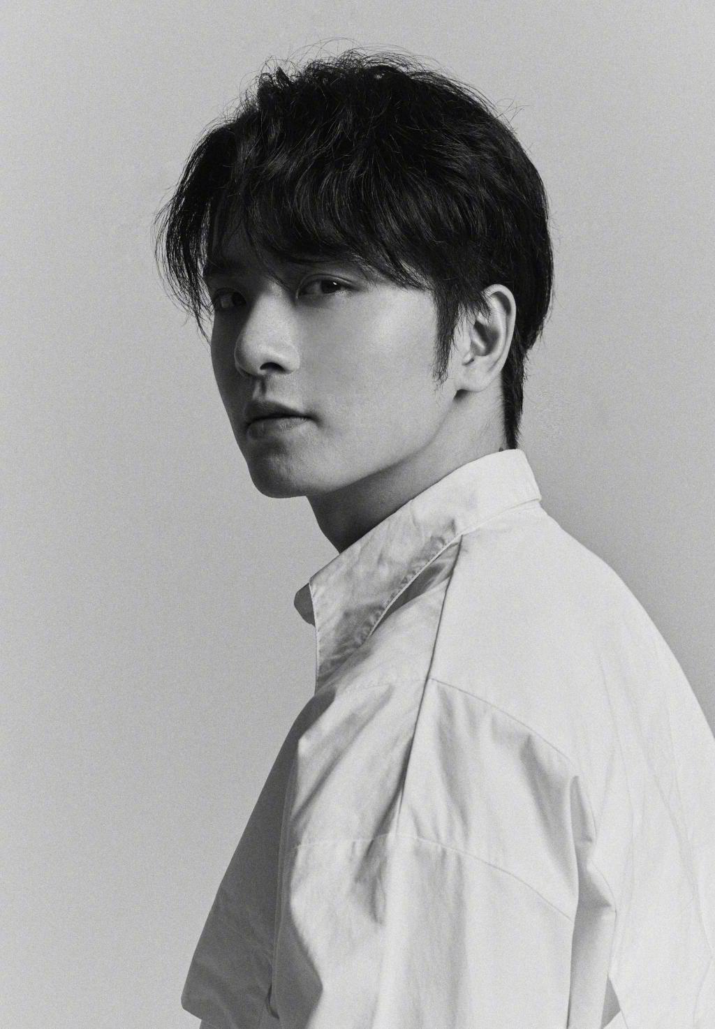 吴希泽时尚帅气黑白写真