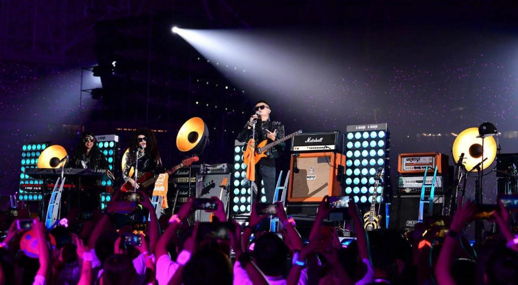 马云再现朋克造型