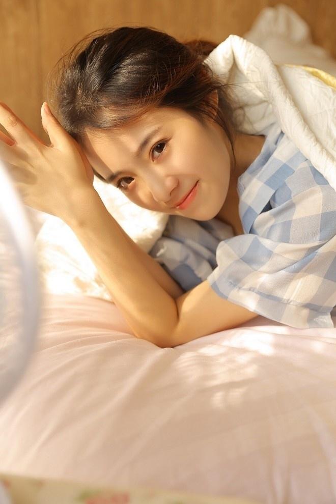 甜美马尾少女吊带香肩私房性感写真