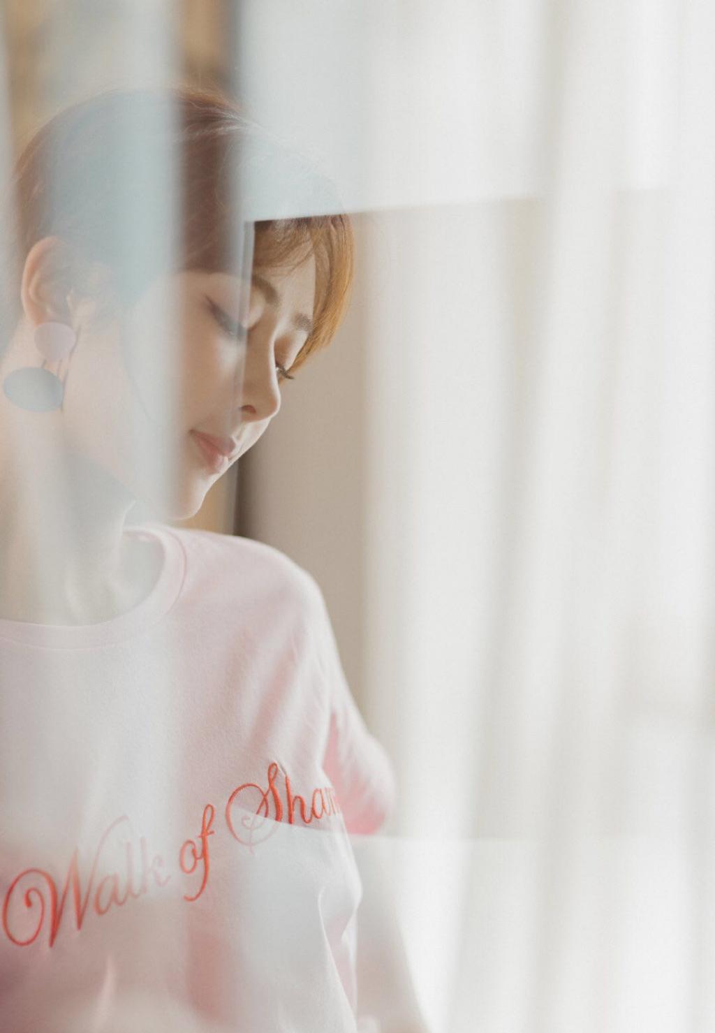 青春活力的杨紫时尚写真