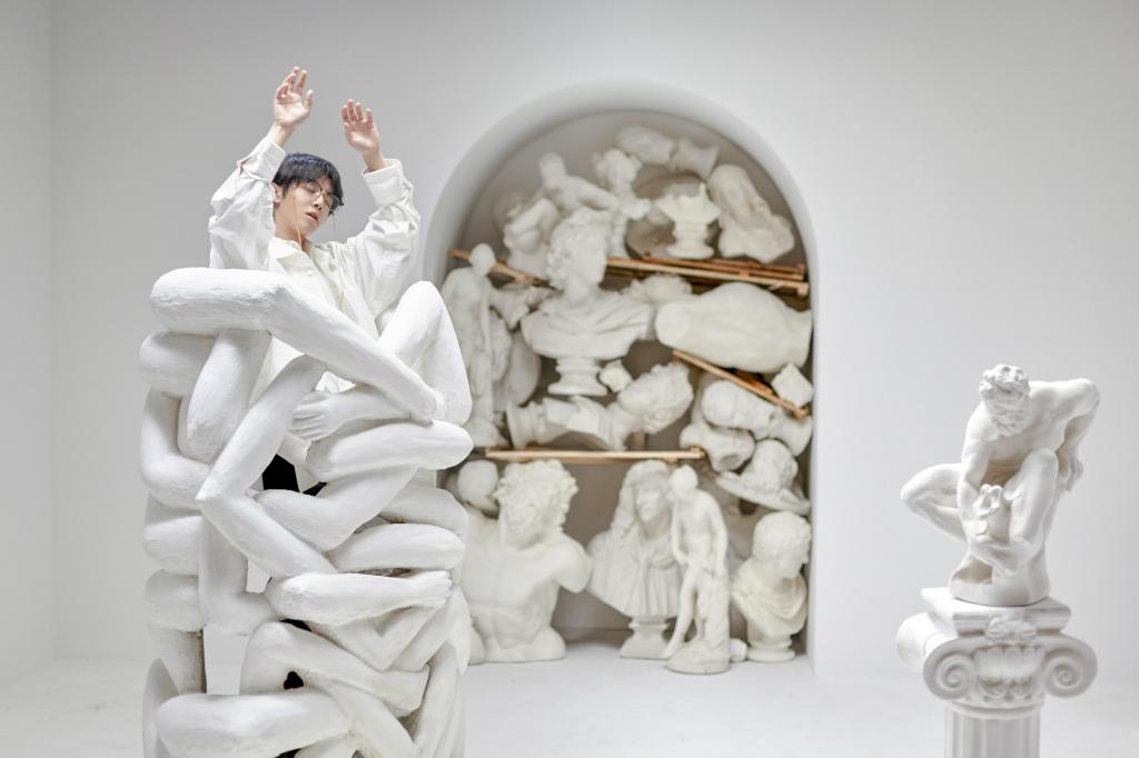 时尚阳光男孩华晨宇奇幻美术馆写真