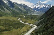 在青山间探索，在绿水间泛舟