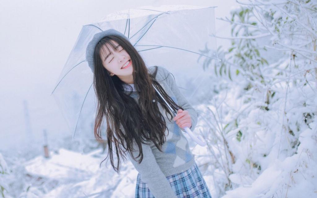 雪地里的清纯少女