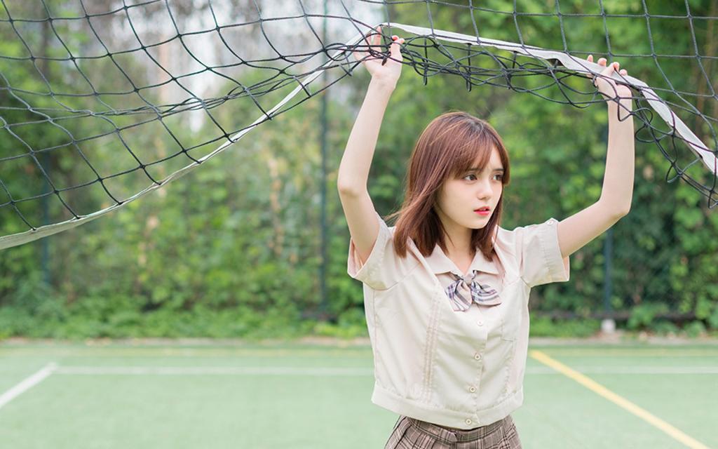 肤白如雪的俏丽美女写真