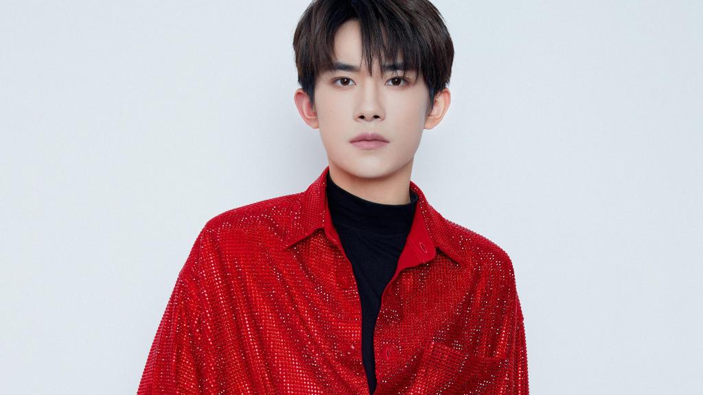 易烊千玺新春造型