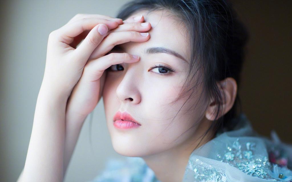 吴倩慵懒气息展现文艺美