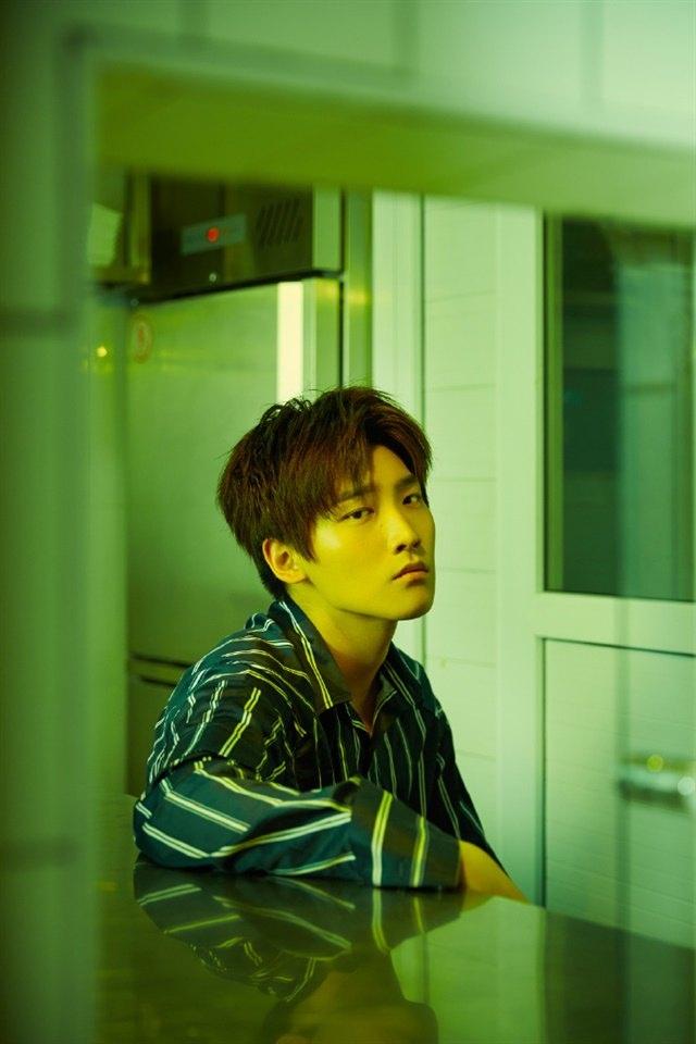 帅气明星邢昭林居家写真