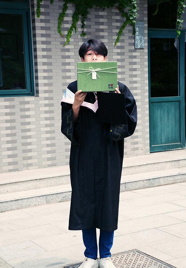 张宥浩学士服毕业照