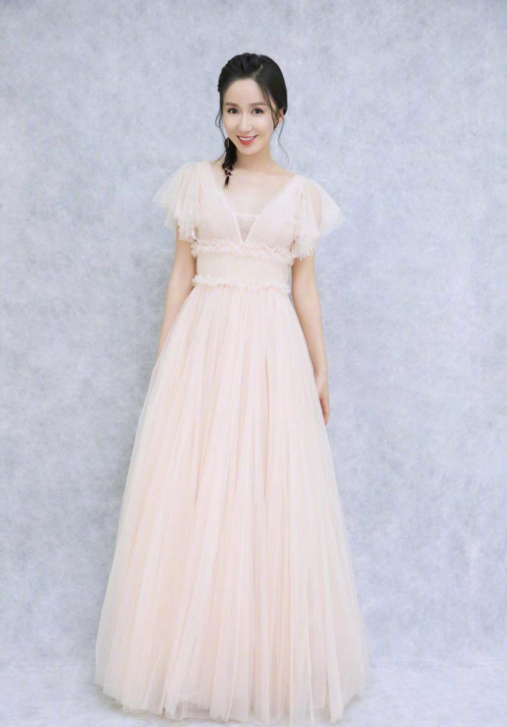 气质出众的娄艺潇优雅写真