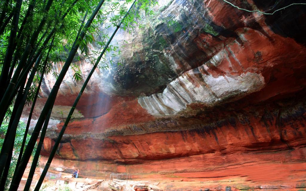 美丽的溪泉瀑布