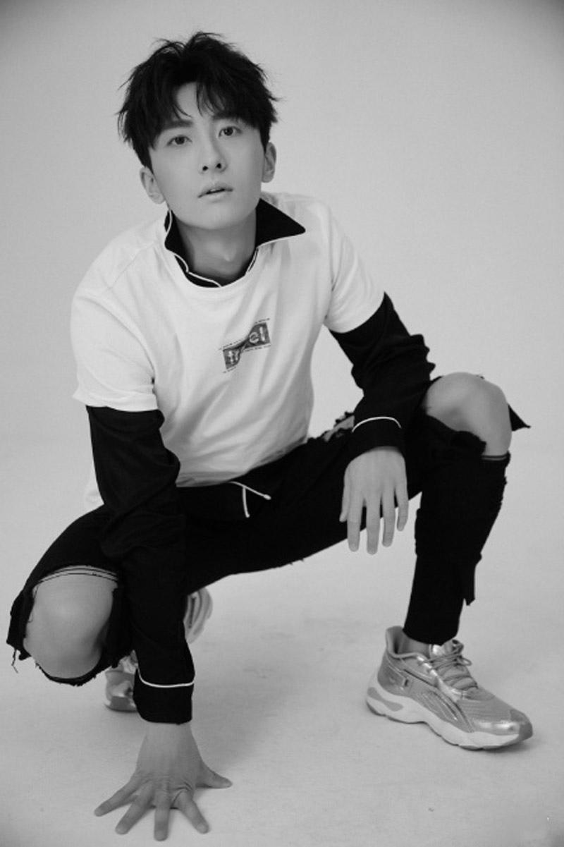 牛骏峰复古风帅气写真