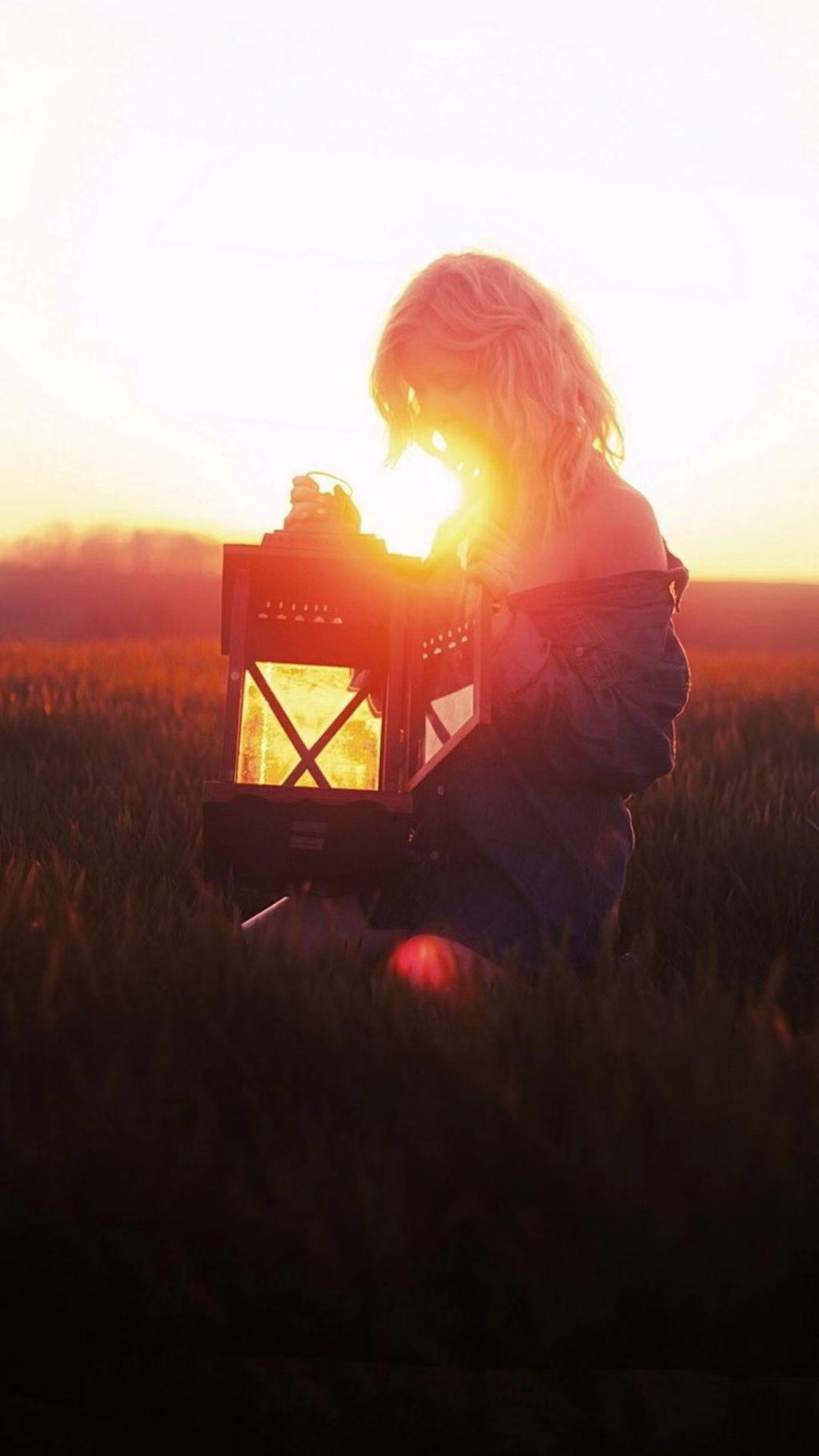 夕阳下的甜美女孩