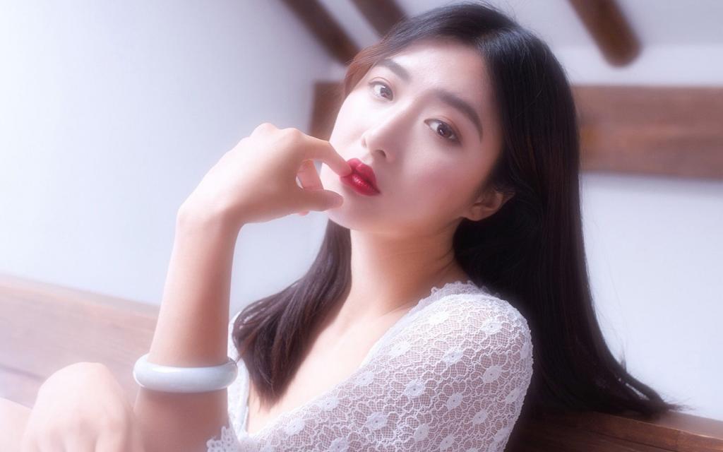 美腿美胸红唇齿白勾人心魂性感美女写真