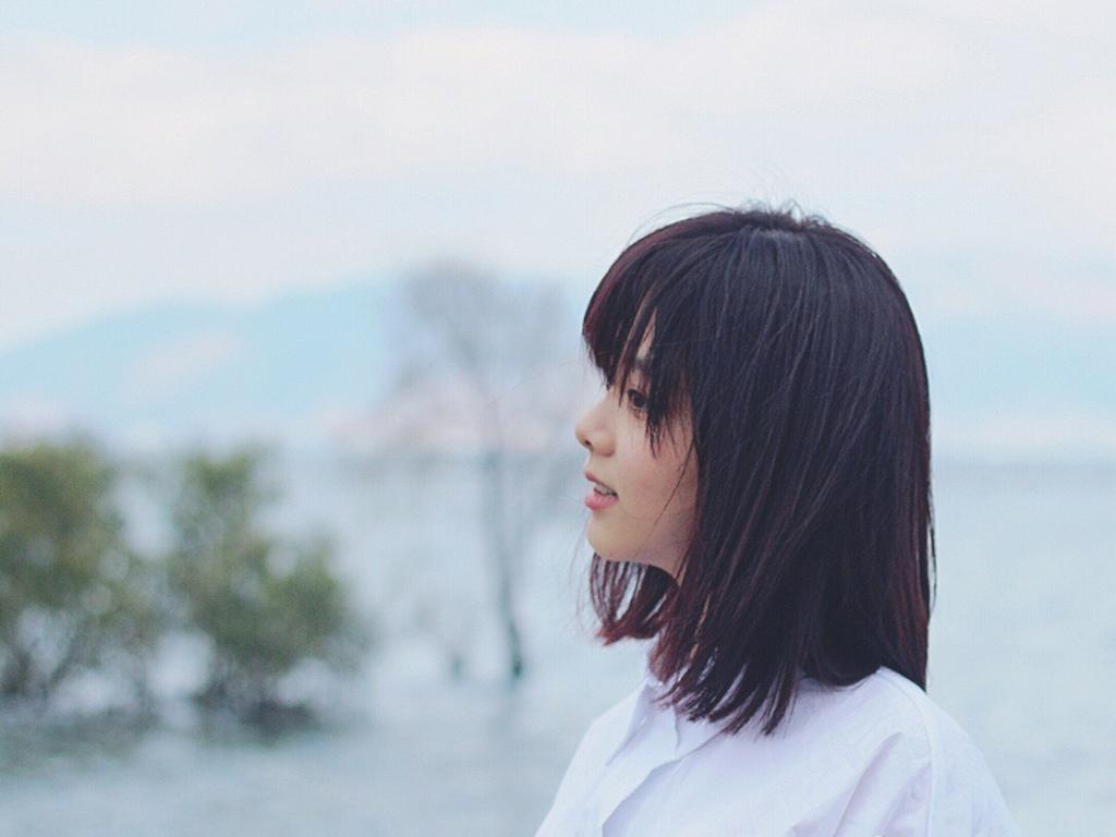 谭松韵清新白衬衫写真